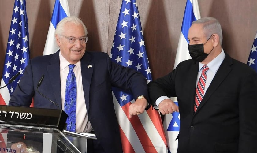 Embaixador dos EUA em Israel, David Friedman (à esquerda) foi recebido pelo primeiro-ministro israelense, Benjamin Netanyahu (à direita), para a celebração de uma solenidade para marcar o terceiro ano do reconhecimento de Jerusalém. (Foto: GPO Amos Ben)