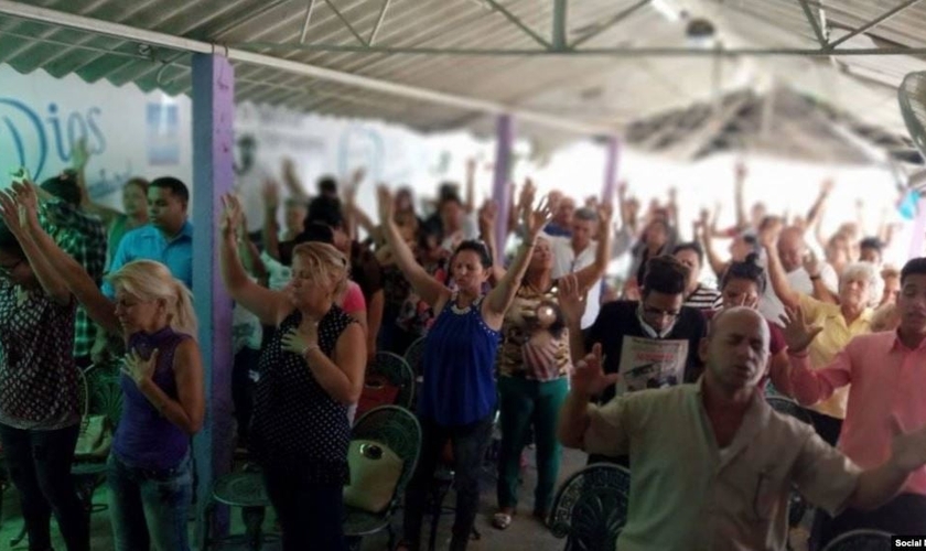 Cristãos durante culto em Cuba. (Foto: Reprodução / Radio Televisión Martí)