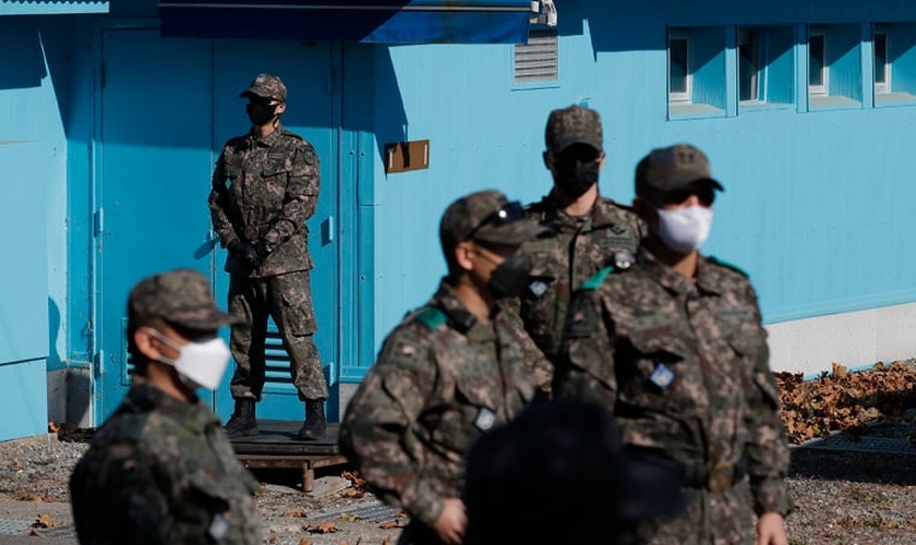 Soldados sul-coreanos em Panmunjom, zona desmilitarizada que separa as duas Coreias. (Foto: Lee Jin-Man-Pool/Getty Images)