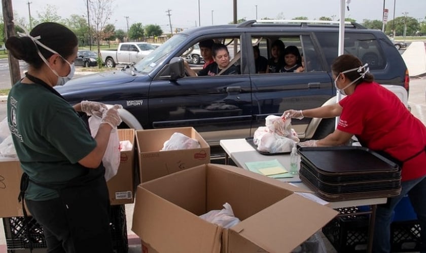 Voluntários entregam refeições por meio do programa organizado pela Universidade Baylor e seus parceiros. (Foto: U.S. Department of Agriculture / Domínio Público)