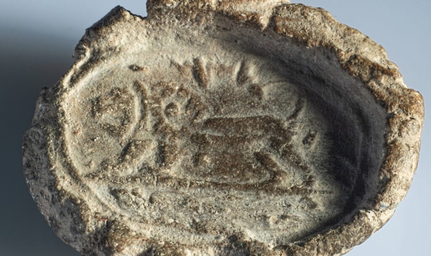 Selagem de argila de 2.700 anos de um selo do rei israelita Jeroboão II no século 8 aC. (Foto: Dani Machlis / Universidade Ben-Gurion)