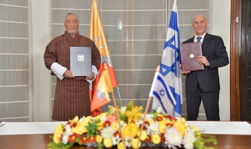 Embaixadores de Israel e do Butão em cerimônia de assinatura na Índia. (Foto: Embaixada de Israel em Nova Delhi via Reuters)