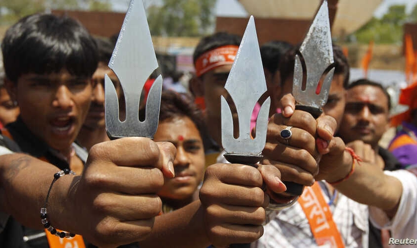 Apoiadores do grupo radical Vishwa Hindu Parishad, na cidade de Ahmedabad, na Índia, em 2013. (Foto: Reuters)