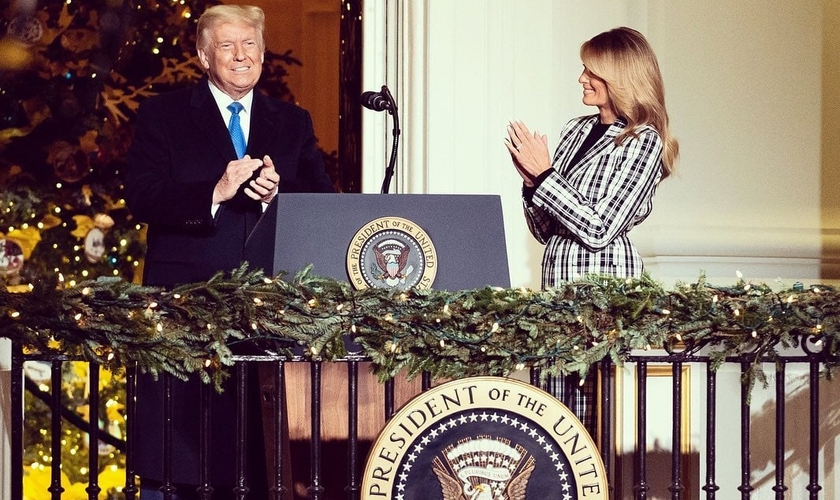 O presidente Donald Trump compartilha mensagem do Natal ao lado da primeira-dama Melania Trump. (Foto: Reprodução / Instagram)