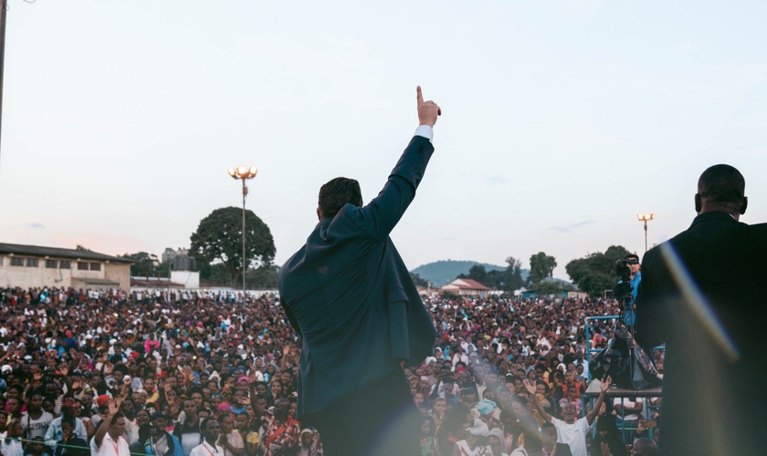 Daniel Kolenda prega o Evangelho em Arusha, Tanzânia. (Foto: Evangelista Daniel Kolenda / Facebook)
