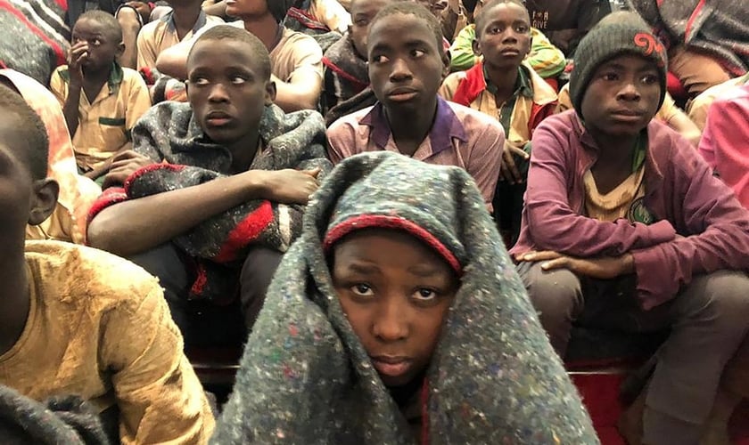 Estudantes são escoltados por militares nigerianos em Katsina, Nigéria, após libertação do sequestro. (Foto: AP/Sunday Alamba)