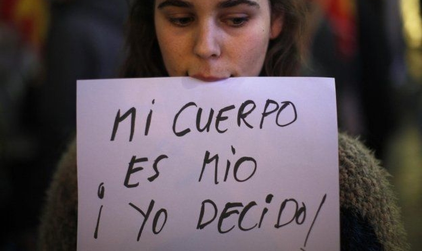 Em um recente protesto pró-escolha em Málaga, essa mulher segurava uma placa que dizia "Meu corpo é meu. Eu decido!" (Foto: reprodução / Reuters)