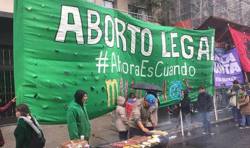 Militantes expõem faixa em manifestação a favor da legalização do aborto na Argentina, que aprovou recentemente o procedimento até o terceiro mês de gestação. (Foto: Janaina Figueiredo)