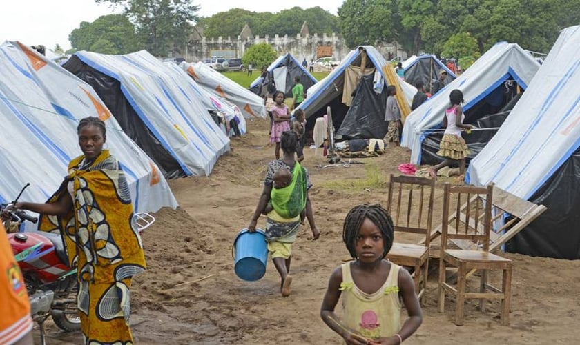 Centro de deslocados em Moçambique. O país tem mais de 560 mil cidadãos que foram expulsos de suas casas e vilas. (Foto: Portas Abertas)