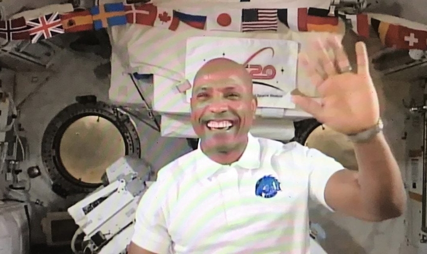Victor Glover é astronauta e tem compartilhado como a leitura bíblica o fortalece em sua missão no espaço. (Imagem: YouTube / Reprodução)