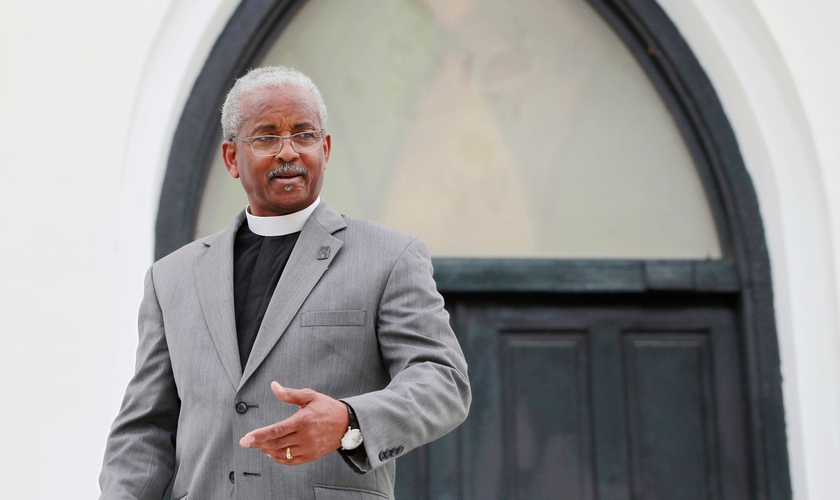 Rev. Anthony Thompson do lado de fora da Igreja Metodista Episcopal Africana Emanuel em Charleston, na Carolina do Sul. (Foto: Reuters/Randall Hill)