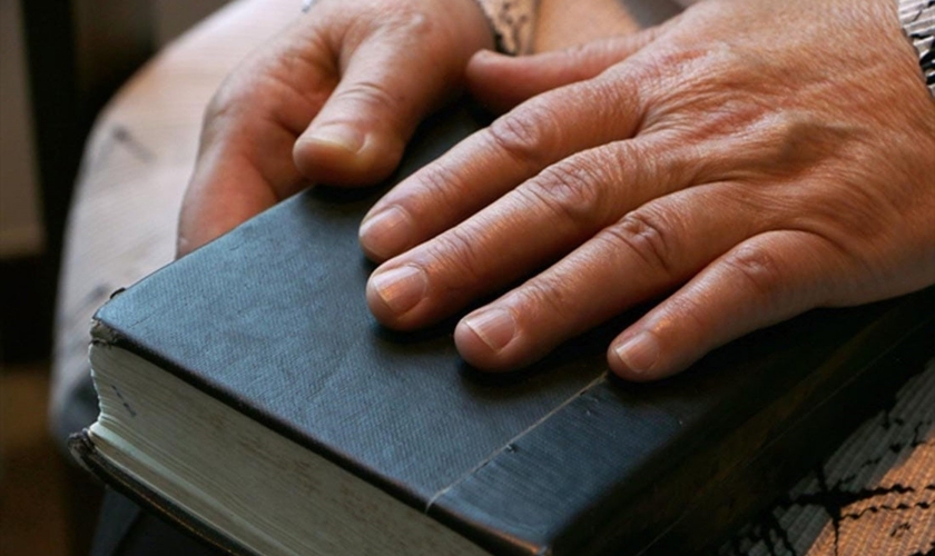 As mãos e a Bíblia do cristão norte-coreano e sobrevivente do campo de prisioneiros Hea Woo. (Foto: Reprodução / Portas Abertas)