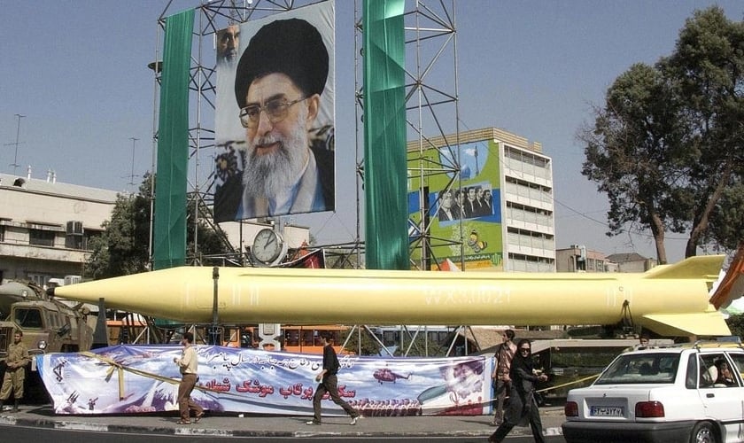 Exposição militar exibe o míssil Shahab-3. Foto do líder supremo iraniano Aiatolá Ali Khamenei, em Teerã, 2008. (Foto: AP / Hasan Sarbakhshian)