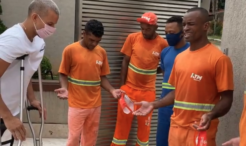 Jogador Henrique recebe oração de garis em sua casa, em Belo Horizonte. (Foto: Reprodução/Instagram)