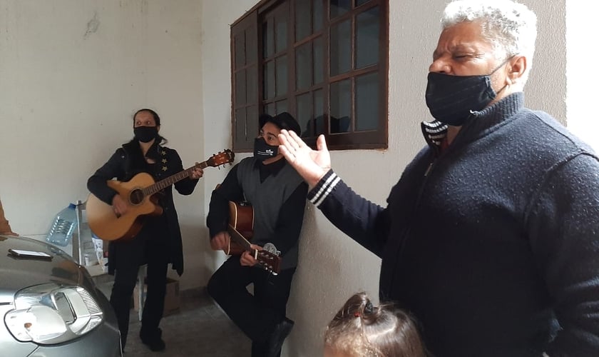 Idosos recebem visita do Projeto ‘Serestando’. (Foto: Reprodução / PIB Mogi das Cruzes)