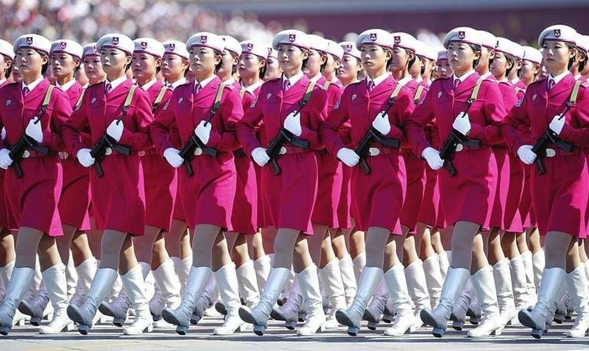 Militares chinesas em desfile comemorativo. (Foto: Expert Infantry/Flickr)