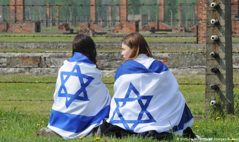 Mais de 80% dos judeus europeus com idades entre 16 e 34 anos acreditam que o antissemitismo é um problema crescente em seus países. (Foto: Reprodução / DW / AP)