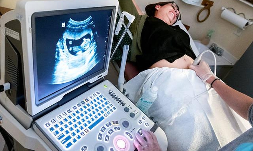 Mulher faz ultrassom em um Centro de Gravidez em Ithaca, no estado de Nova York. (Foto: Catholic Courier)