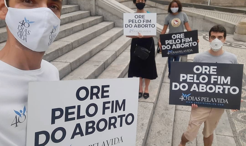 Cristãos oram pelo fim do aborto em frente a Assembleia Legislativa do Rio de Janeiro, em outubro de 2020. (Foto: 40 Dias Pela Vida Rio)