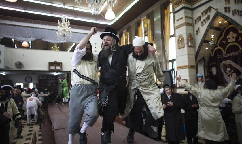 Judeus dançam em uma mesa enquanto celebram a festa de Purim em Jerusalém, em 17 de março de 2014. (Foto: Reuters)