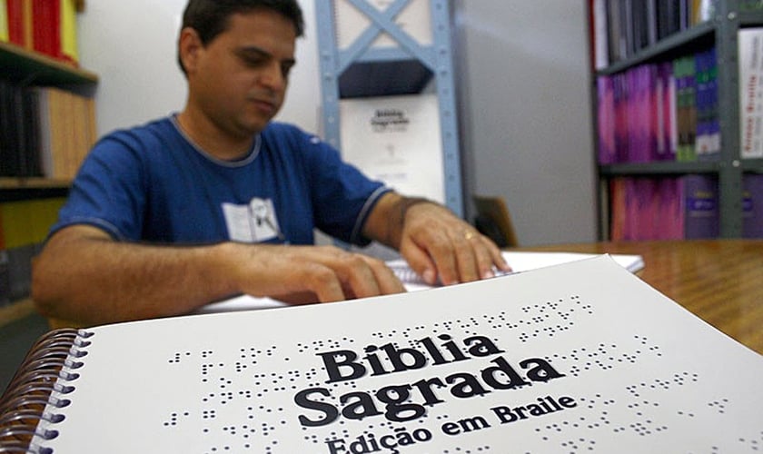 Há 20 anos, a SBB tem trabalhado para levar a Palavra de Deus à pessoa com deficiência. (Foto: SBB/Divulgação).