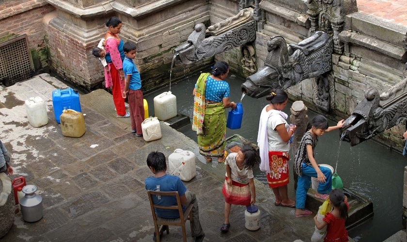 Cristãos nepaleses podem ser impedidos até mesmo de buscar água na fonte. (Foto: Portas Abertas)