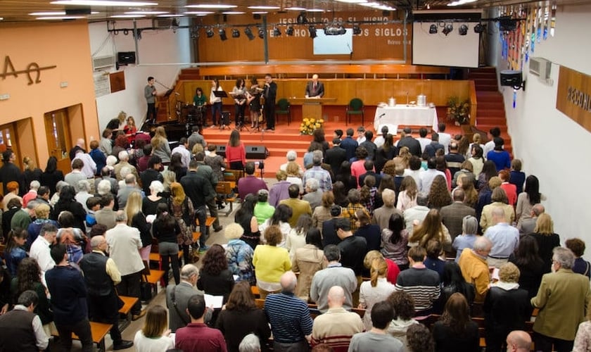 Evangélicos reunidos em uma Igreja Batista em Madrid. (Foto: UEE)