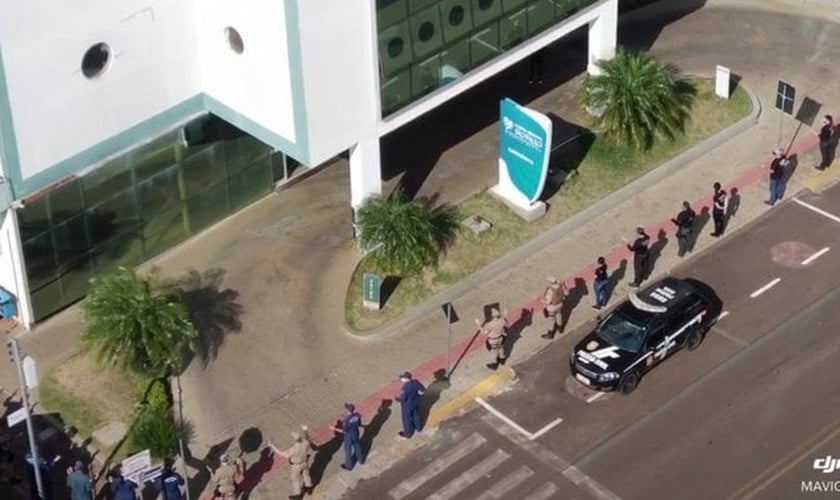 Policiais civis e militares e bombeiros foram ao Hospital Regional São Paulo e fizeram uma oração pela recuperação dos pacientes e pela saúde dos profissionais da saúde. (Foto: Reprodução / Twitter)