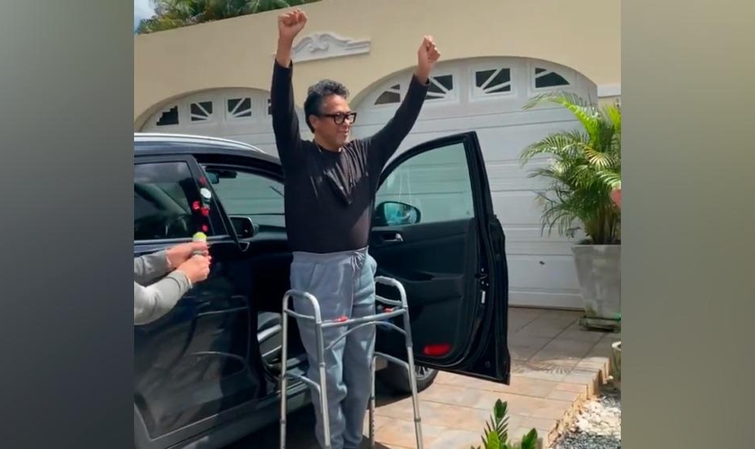 Pr. René González ao chegar em casa, após receber alta hospitalar. (Foto: Reprodução / CBN News)