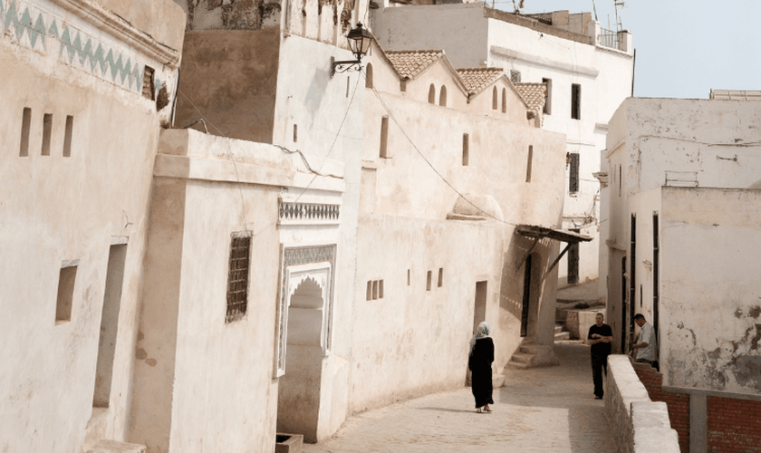 Ore pela reabertura de igrejas na Argélia. (Foto: Portas Abertas)