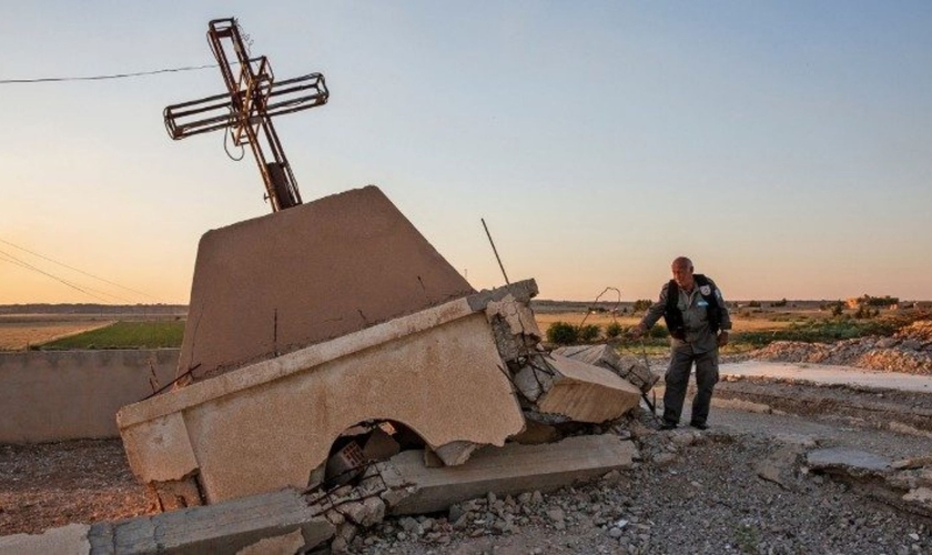 Uma igreja cristã destruída perto de Tal Tamer no norte da Síria, controlado pelos curdos. (Foto: Ivor Priclett/The New York Times)