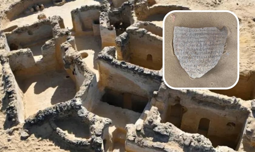 Sítio Tal Ganoub Qasr Al-Ajouz no Oásis Bahariya no Deserto Ocidental; no destaque fragmento de argila com inscrições cristãs antigas. (Foto: Ministério do Turismo e Antiguidades do Egito / AFP)