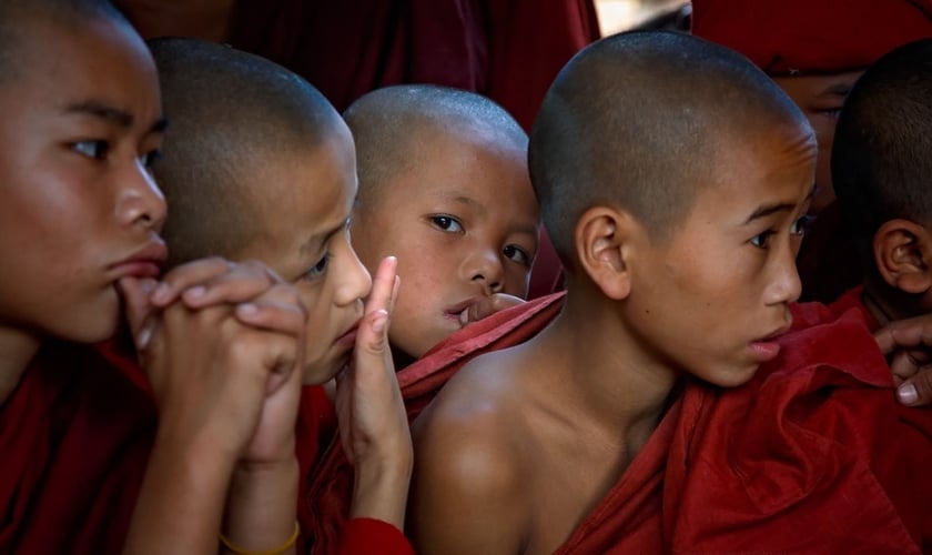 Jovens monges em Sagaing Hill, Mianmar. (Foto: Flickr/Kenneth Back)