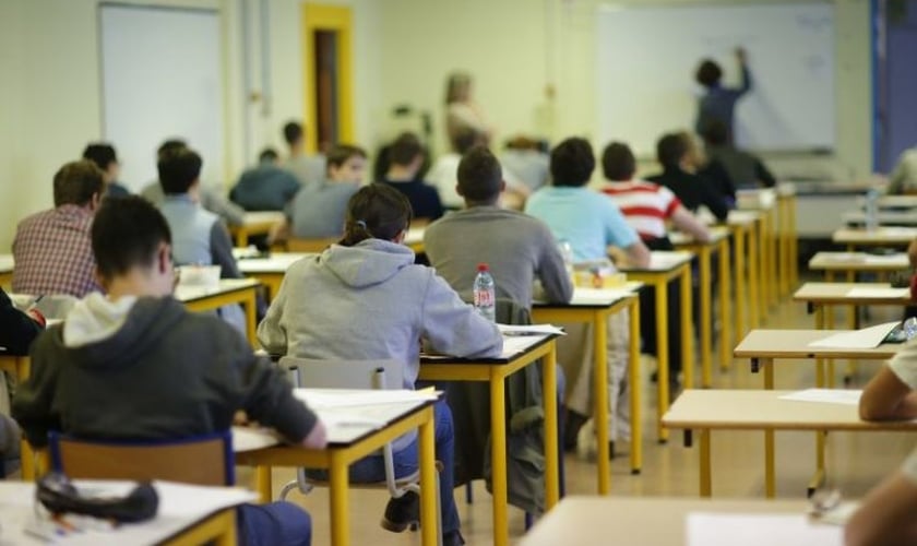 Alunos em uma sala de aula do ensino médio. (Foto: Reuters / Stephane Mahe)