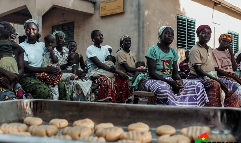 O projeto ensinou as mulheres da aldeia a assar biscoitos. (Foto: Israel Florentin/CACEMAR).