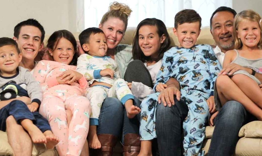 O casal Pam e Gary Wills adotou sete irmãos órfãos. (Foto: Arquivo pessoal/Pam Wills).