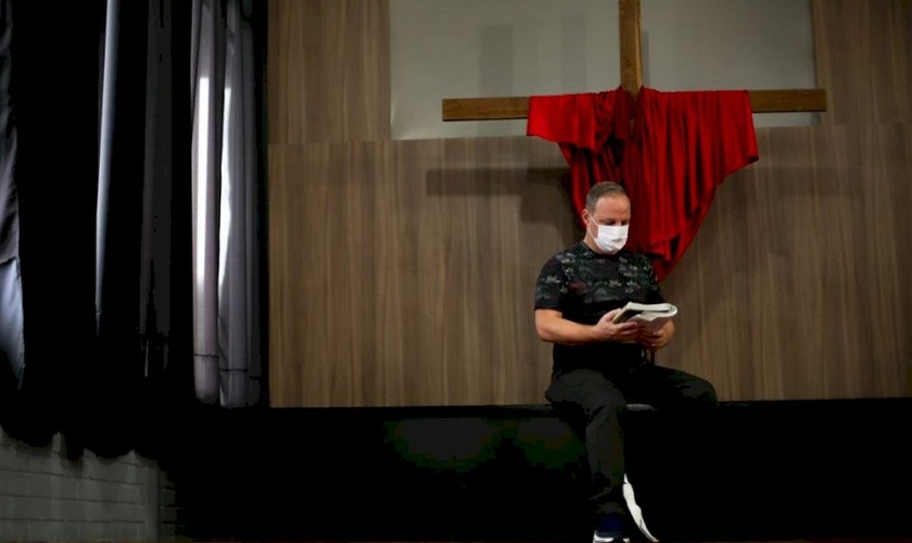 Pastor Levi Oliveira passou a Páscoa em casa. (Fotos: Renan Mattos / Diário)