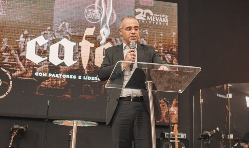 André Mendonça durante pregação na igreja MEVAM, em Itajaí. (Foto: Instagram/Luiz Hermínio)