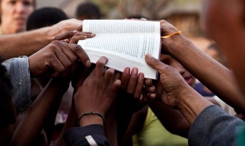 Mais de 1 bilhão de pessoas não têm acesso à Palavra de Deus em seu idioma. (Foto: Reprodução / UGCN)