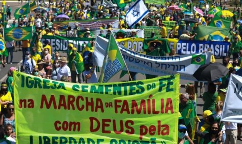 Manifestantes se concentraram em frente à FIESP, na Av. Paulista, em São Paulo. (Foto: Roberto Sungi/Futura Press/Estadão Conteúdo)