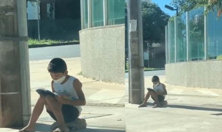 Nícolas lendo a Bíblia na calçada. (Foto: Reprodução / Instagram)