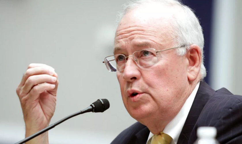 Ken Starr, durante depoimento em 8 de maio de 2014. (Foto: Lauren Victoria Burke/AP)