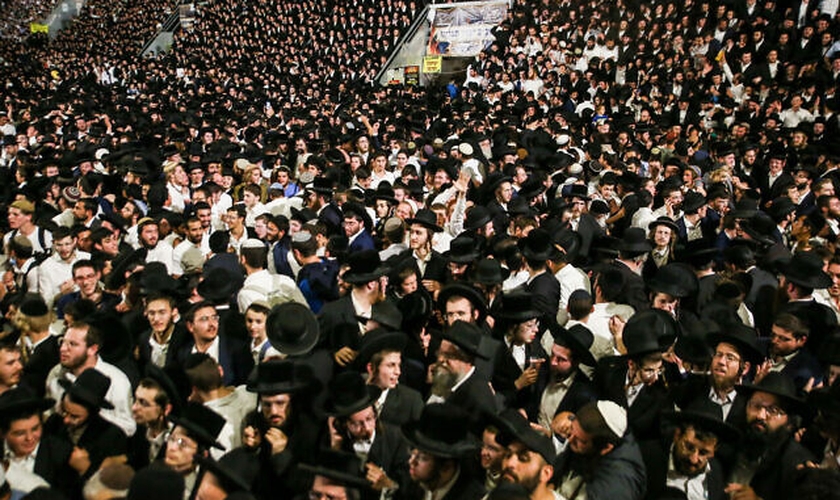 Milhares de judeus ultraortodoxos na festa de Lag Baomer em 29 de abril de 2021. (Foto: David Cohen/Flash90)
