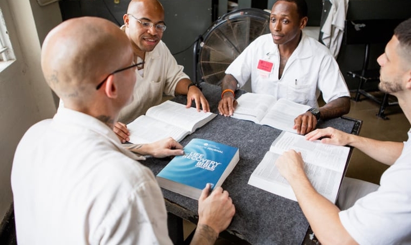 Quatro homens encarcerados estudam a Bíblia de Recuperação de Vida distribuída pela Prison Fellowship durante a pandemia de Covid-19. (Foto: Reprodução / Prison Fellowship)