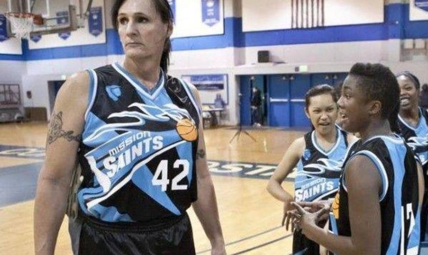 Gabrielle Ludwig, ex-veterano da Marinha Americana, ex-jogador de basquete masculino, voltou ao esporte ocupando vaga num time feminino após fazer cirurgia para mudança de sexo, aos 50 anos. (Foto: Reprodução)