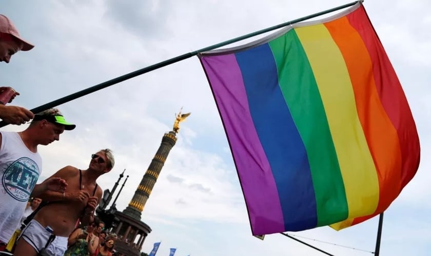 Bandeira do orgulho gay vista durante parada em Berlim. (Foto: Fabrizio Bensch/Reuters)