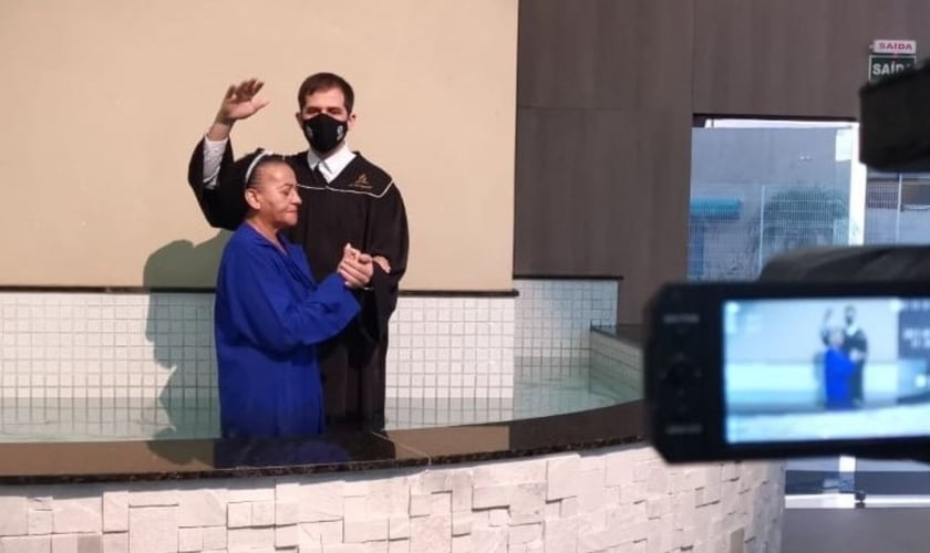 Solange durante seu batismo. (Foto: Paulo Henrique)