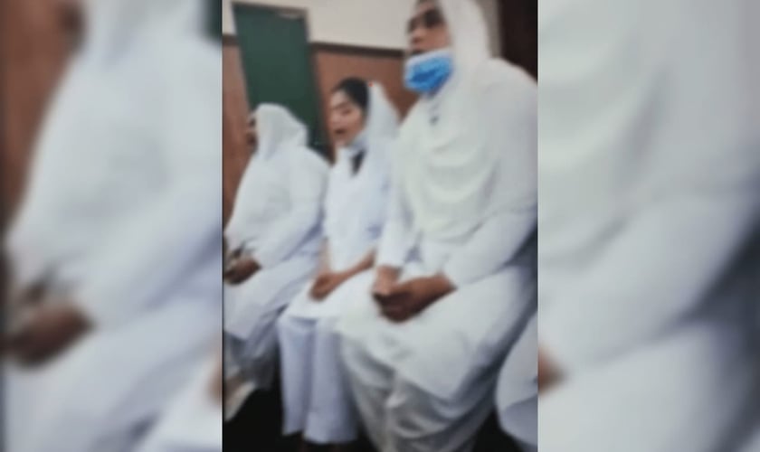 Manifestantes alegaram falsamente blasfêmia e entoaram slogans muçulmanos no auditório do hospital em Lahore. (Foto: Reprodução).