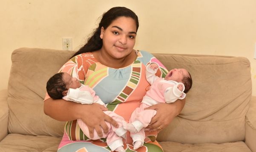 Infectada pelo coronavírus, Bárbara Cesar foi intubada após o nascimento das filhas gêmeas. (Foto: Reprodução / Fernando Madeira) 