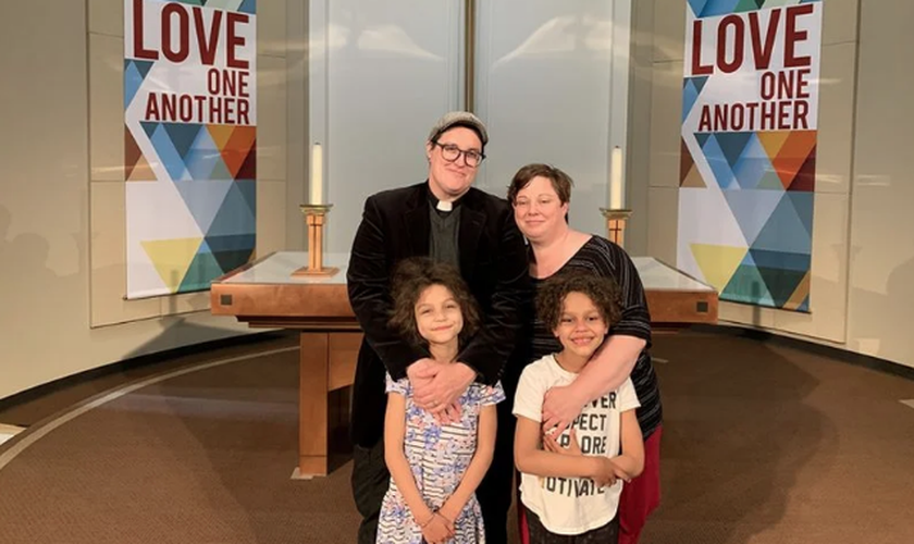 Bispo Megan Rohrer à esquerda, com sua companheira e filhos. (Foto: Esperanza Foft).